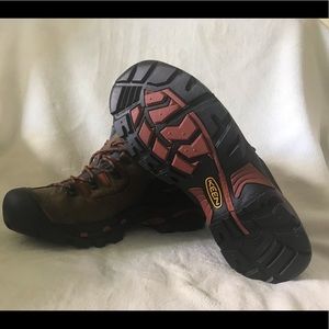 Keen lace up boots.